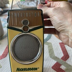 Nickelodeon Vintage Transistor Radio. Replika - Yellow and Silver